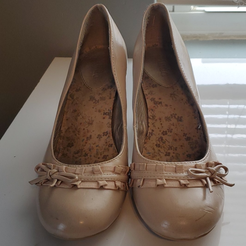 Mudd tan heels